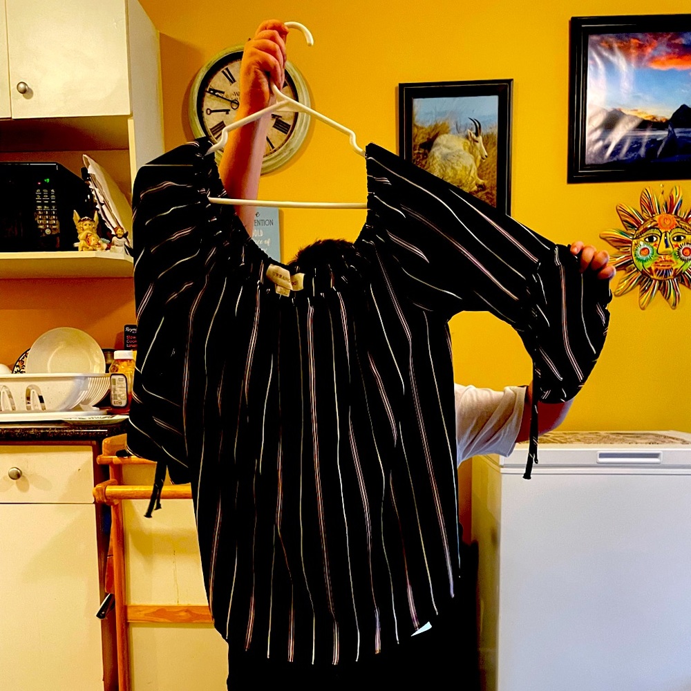 Gorgeous Top can be worn on or off Shoulder
